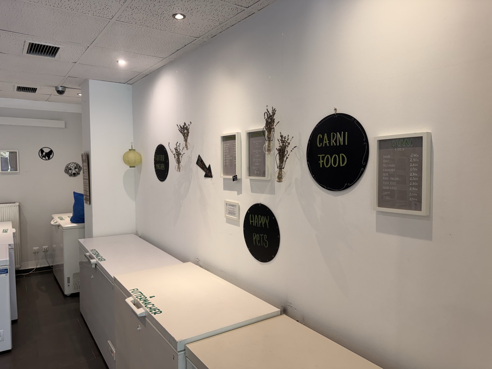 Tiefkühltruhen und Preistafeln an der Wand